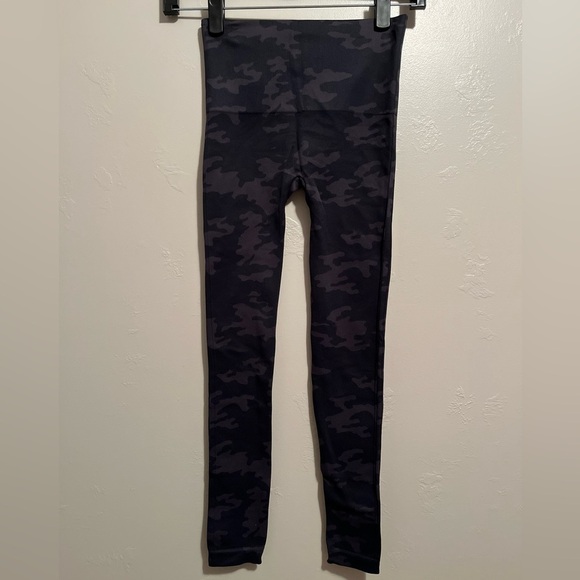 Spanx Look At Me Now Seamless Leggings in Black Camo NWT Athlesiure Yoga size S - Picture 6 of 13